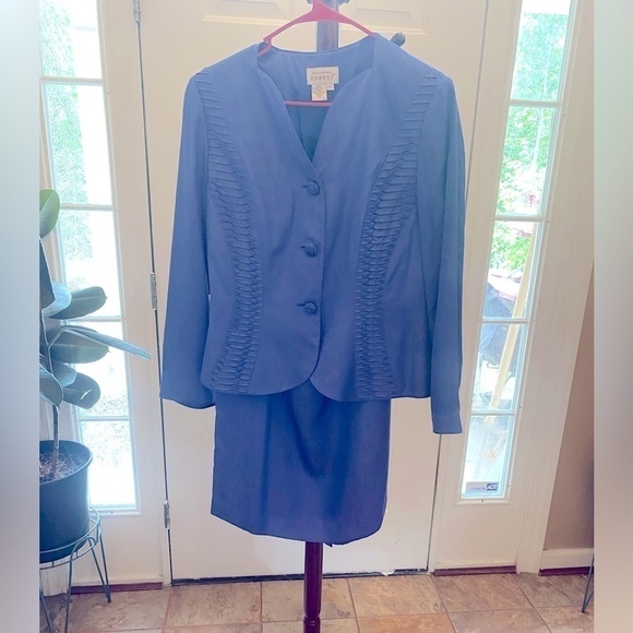 Adrianna Papell Dresses & Skirts - Vintage ADRIANNA PAPELL SILK SKIRT SUIT, BLAZER AND SKIRT SIZE 12